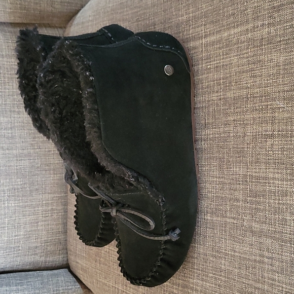 Great UGG moccasins worn 1 time indoors - Picture 5 of 6